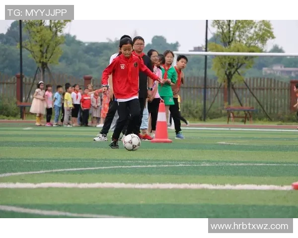 新疆足球热潮兴起青少年踢足球活动蓬勃发展助力体育事业腾飞